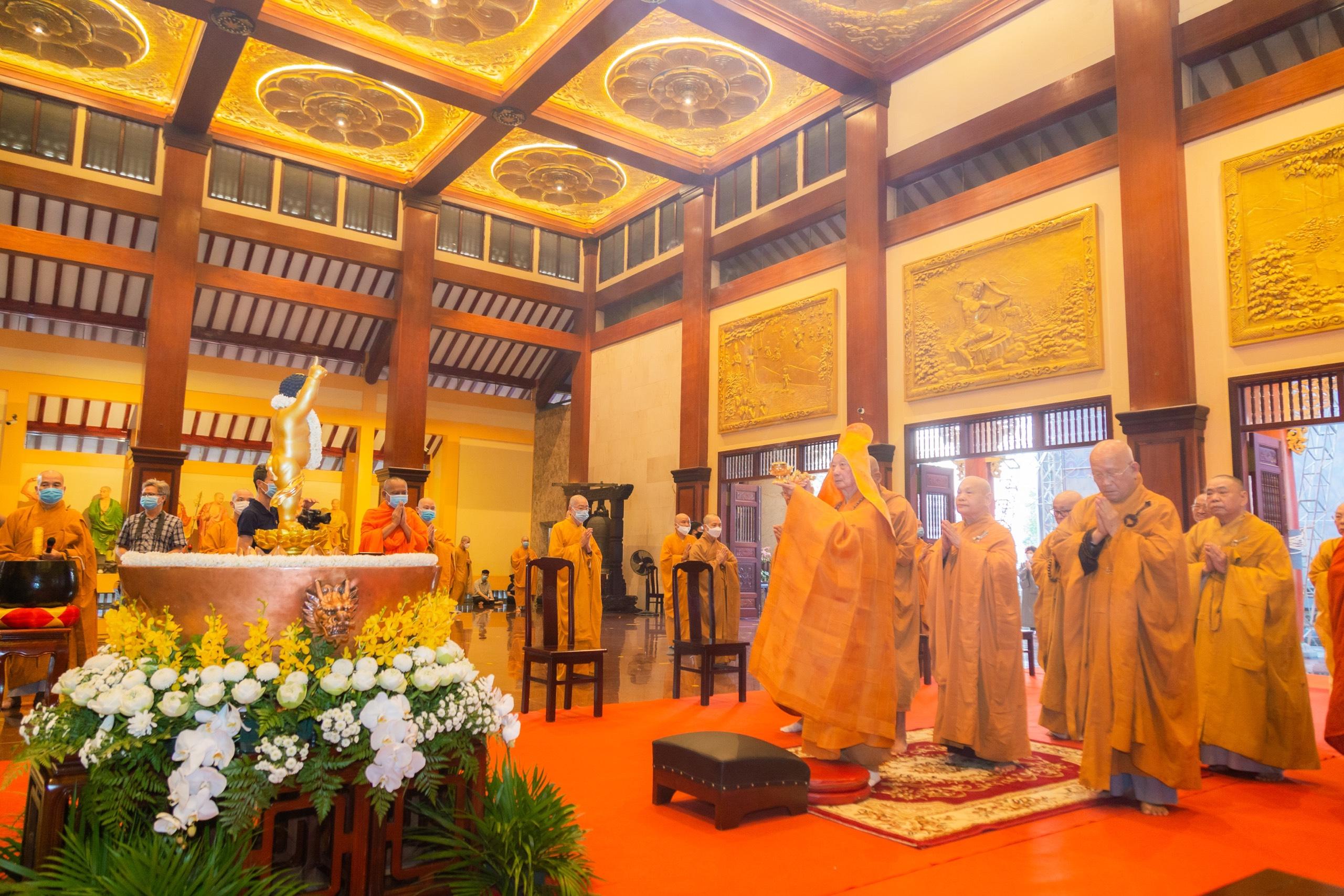 Những năm trước, thường có lễ rước Phật, sau đó cử hành ở lễ đài ngoài trời Những năm trước, thường có lễ rước Phật, sau đó cử hành ở lễ đài ngoài trời