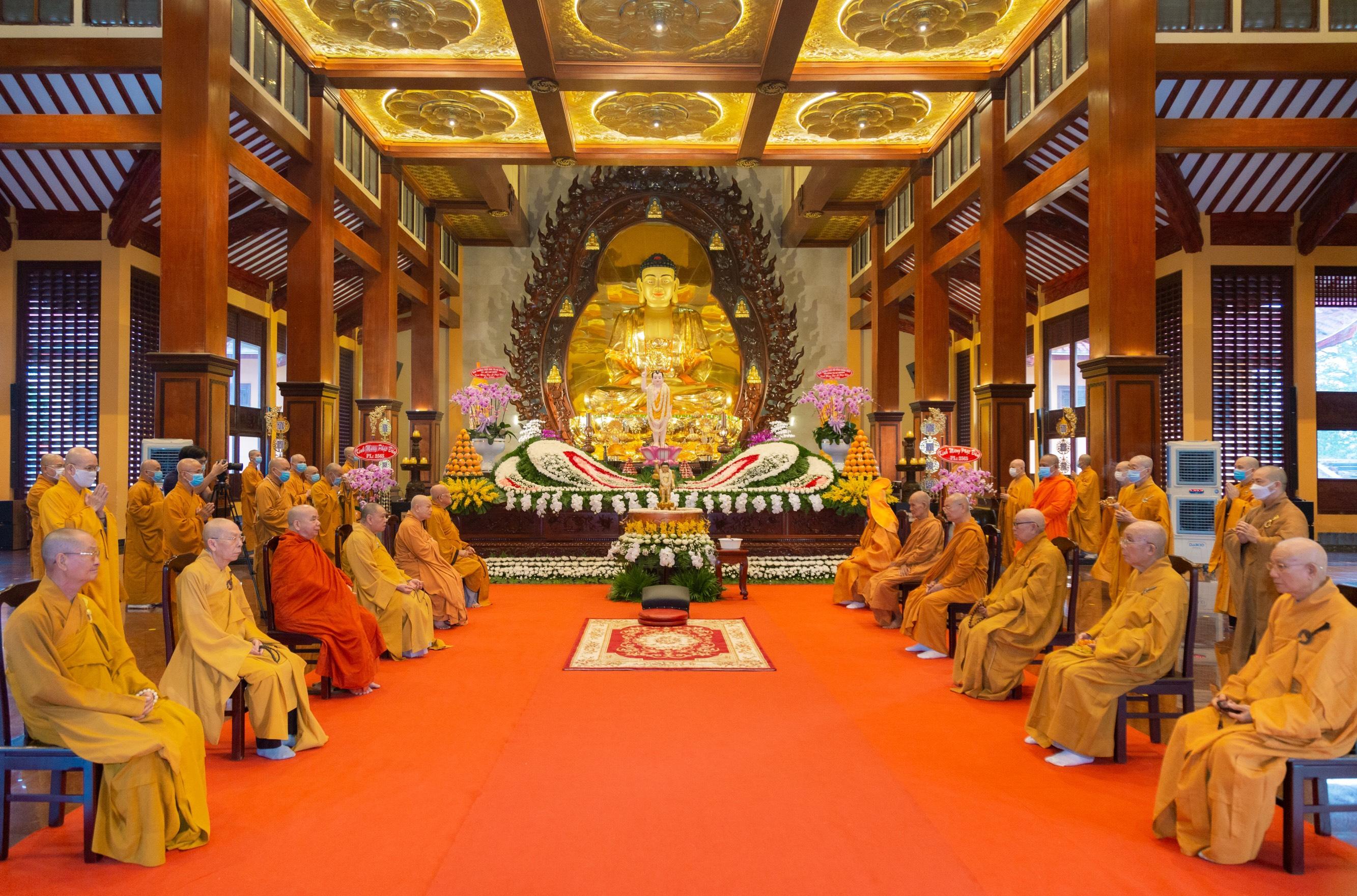 Lễ Tắm Phật cử hành tại chánh điện Việt Nam Quốc Tự Lễ Tắm Phật cử hành tại chánh điện Việt Nam Quốc Tự