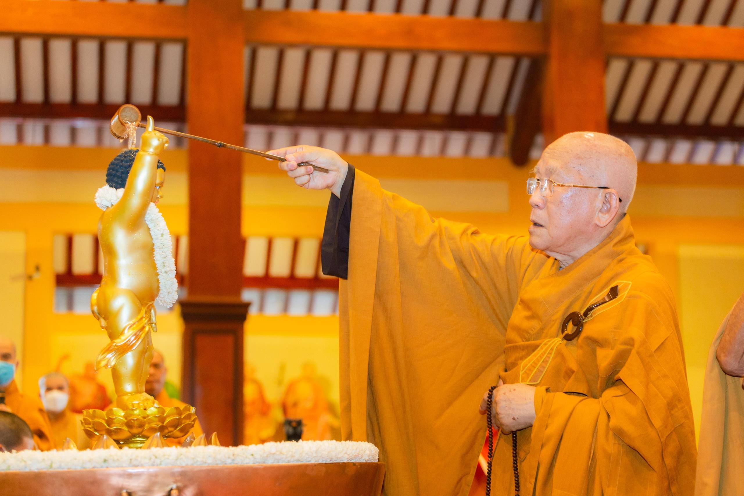 Hòa thượng Thích Như Niệm cử hành Tắm Phật Hòa thượng Thích Như Niệm cử hành Tắm Phật