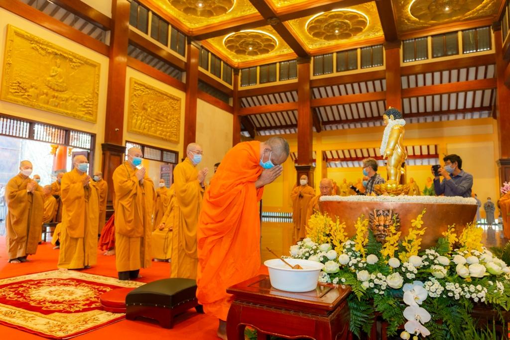 Tuần tự lễ và Tắm Phật theo nghi thức truyền thống Tuần tự lễ và Tắm Phật theo nghi thức truyền thống