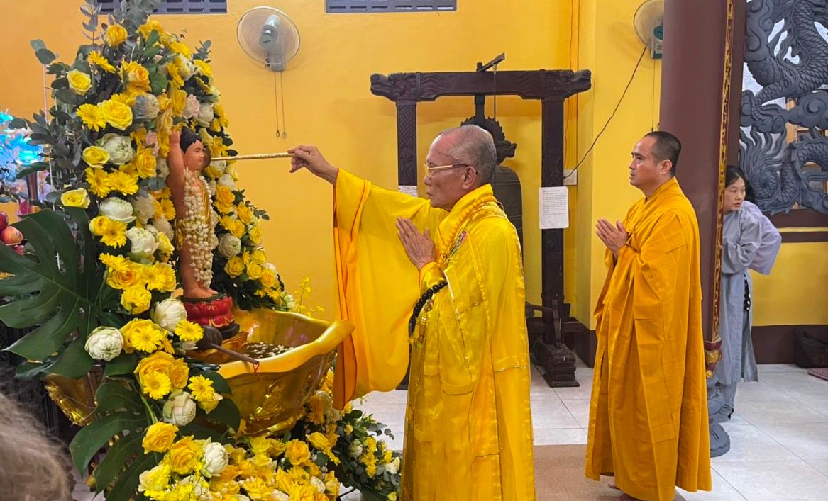 Hòa thượng Thích Huệ Trí cử hành nghi thức Tắm Phật tại chùa Quang Minh Hòa thượng Thích Huệ Trí cử hành nghi thức Tắm Phật tại chùa Quang Minh