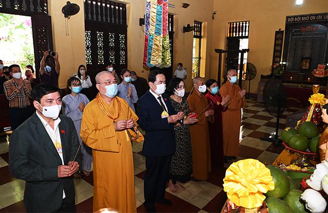 Đoàn dân hương tại chính điện chùa Quán Sứ - Ảnh: Phúc Thịnh Đoàn dân hương tại chính điện chùa Quán Sứ - Ảnh: Phúc Thịnh