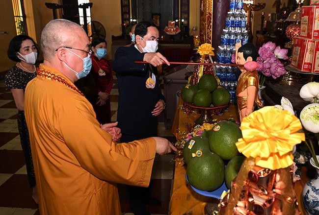 Ông Trần Thanh Mẫn Tắm Phật tại chính điện chùa Quán Sứ - Ảnh: Phúc Thịnh Ông Trần Thanh Mẫn Tắm Phật tại chính điện chùa Quán Sứ - Ảnh: Phúc Thịnh
