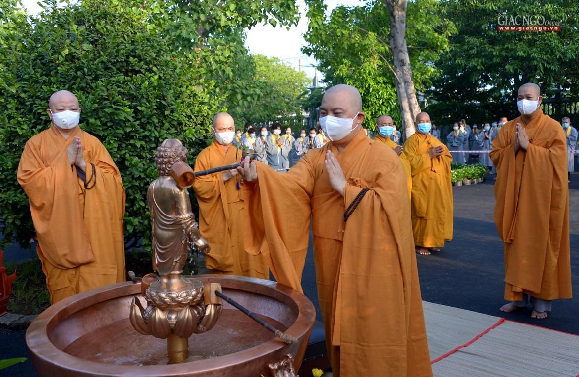 Chư Tăng lần lượt Tắm Phật