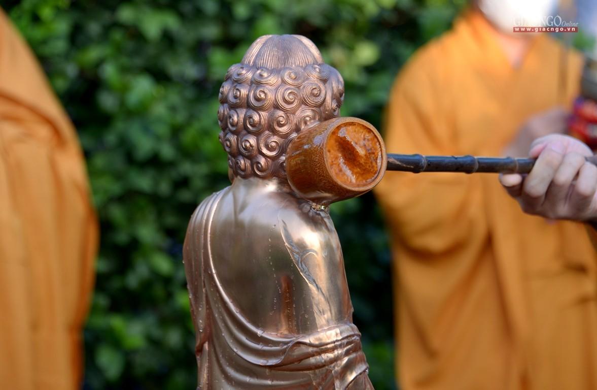 Tắm Phật trong thành kính và chánh niệm