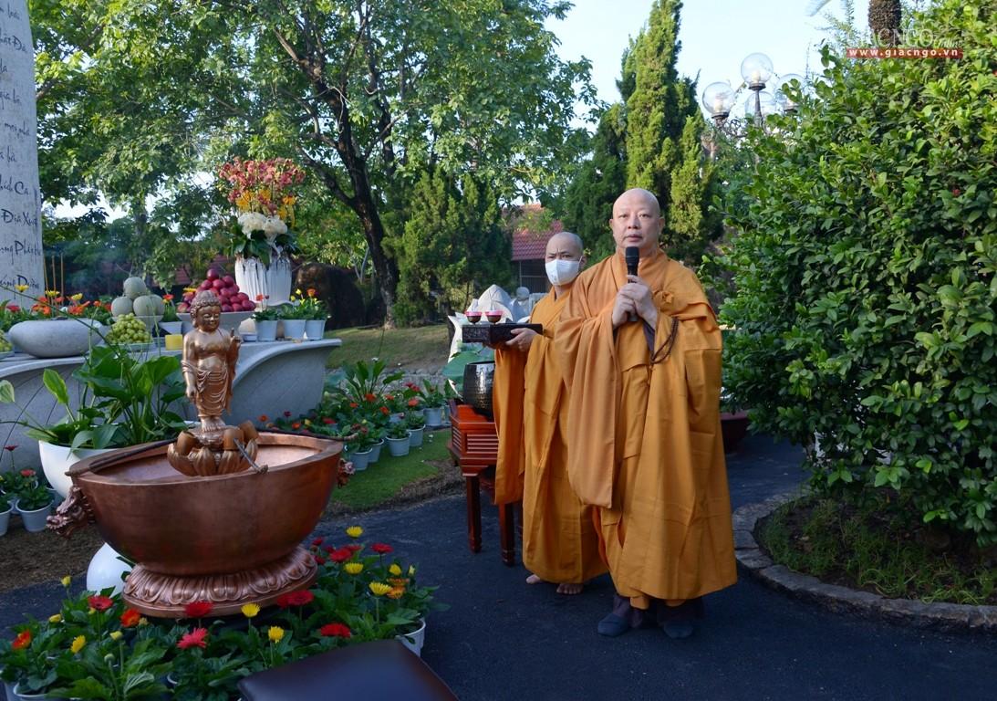 Hòa thượng Thích Lệ Trang có thời pháp thoại ngắn trước Phật tử tham dự, thực hiện giãn cách