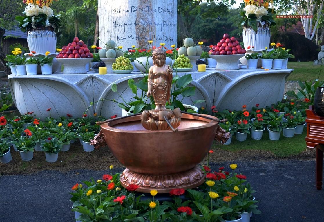 Bồn Tắm Phật được thiết trí trước trụ đá kim tướng Đức Thế Tôn sơ sinh giữa thiên nhiên