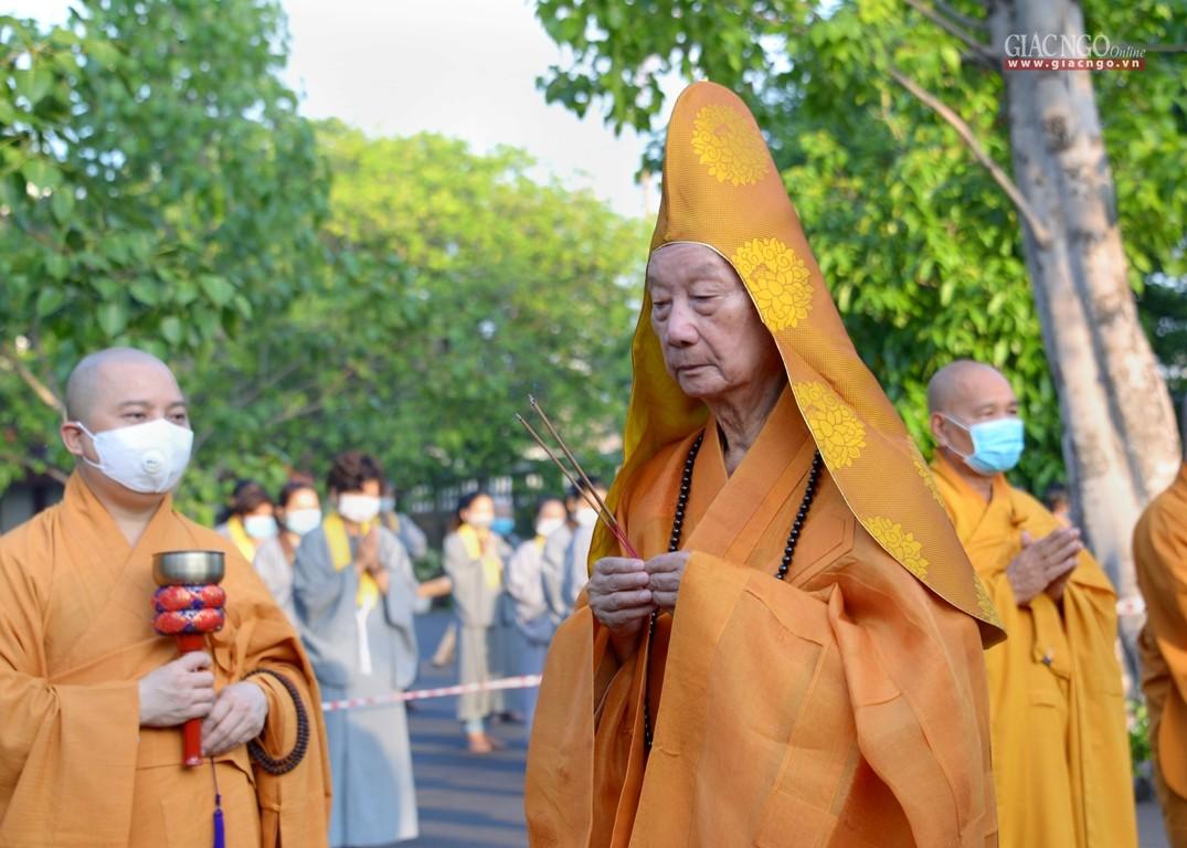 Hòa thượng Viện chủ niêm hương