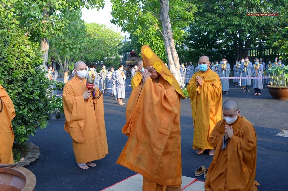 Hòa thượng đảnh lễ tam thân Phật