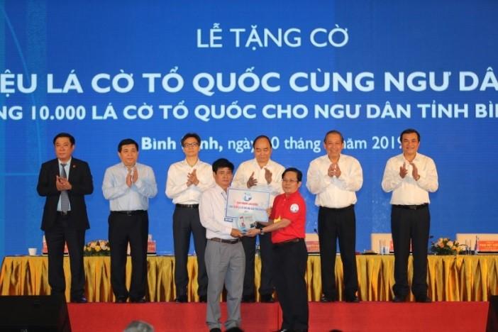 Tổng Biên tập Báo Người Lao động trao Bảng tượng trưng tặng 10.000 lá cờ Tổ quốc cho đại diện ngư dân tỉnh Bình Định trước sự chứng kiến của Thủ tướng Chính phủ Nguyễn Xuân Phúc - Ảnh: Quang Liêm Tổng Biên tập Báo Người Lao động trao Bảng tượng trưng tặng 10.000 lá cờ Tổ quốc cho đại diện ngư dân tỉnh Bình Định trước sự chứng kiến của Thủ tướng Chính phủ Nguyễn Xuân Phúc - Ảnh: Quang Liêm
