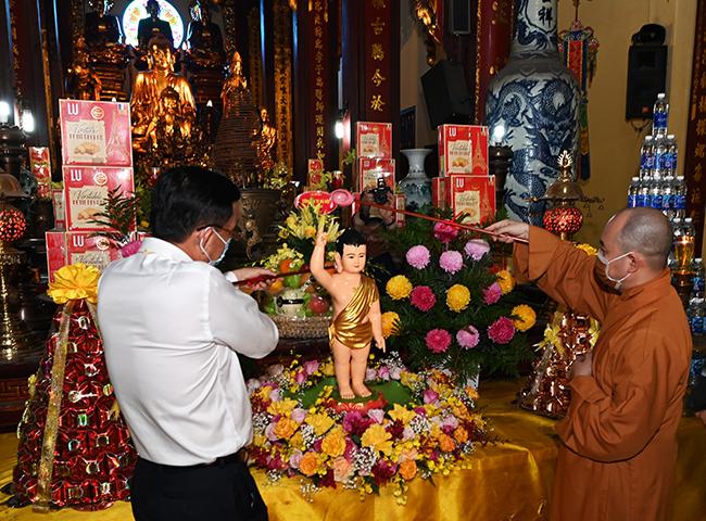 Phái đoàn Tắm Phật tại chính điện chùa Quán Sứ Phái đoàn Tắm Phật tại chính điện chùa Quán Sứ