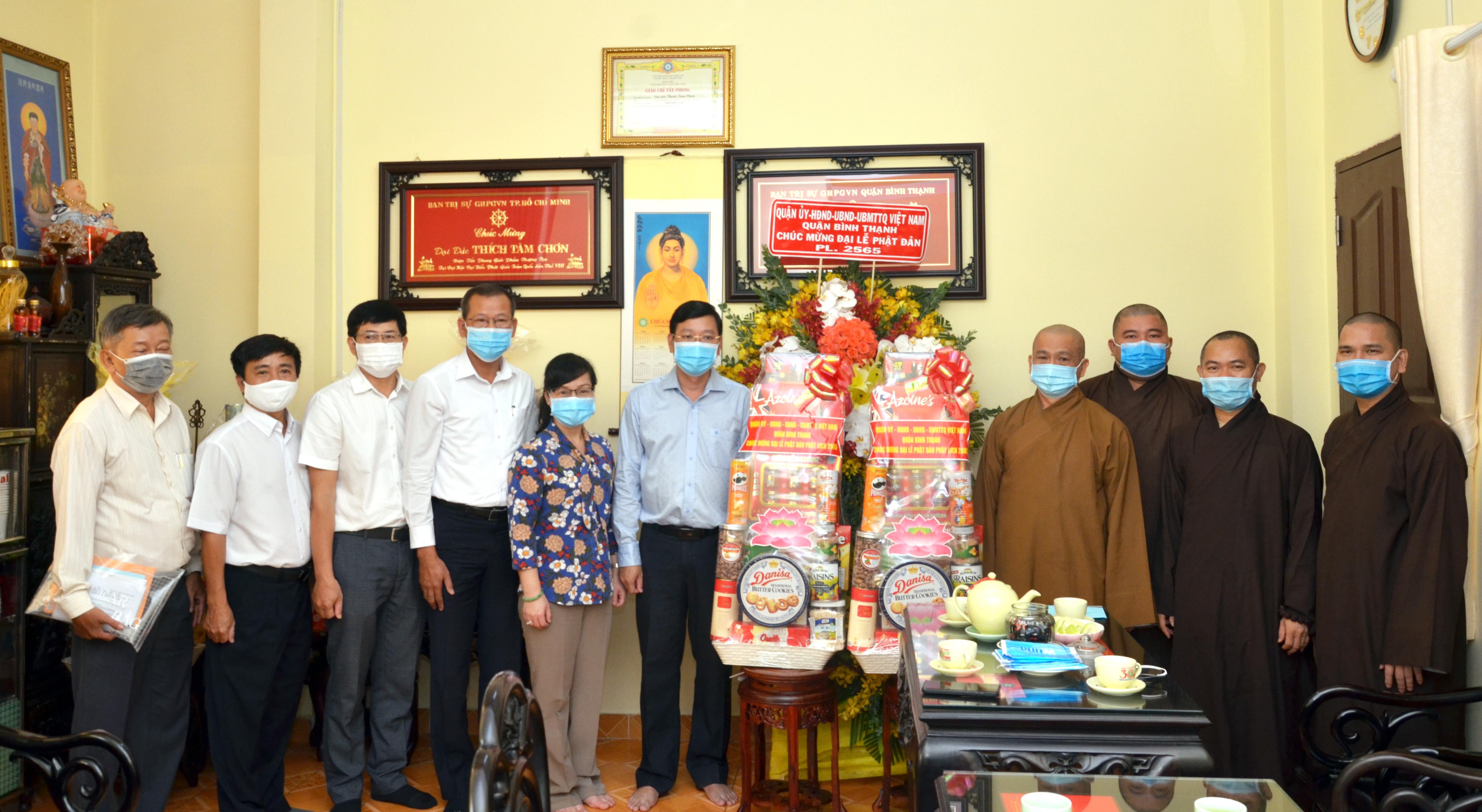 Lãnh đạo quận chúc mừng Phật đản đến Ban Trị sự Lãnh đạo quận chúc mừng Phật đản đến Ban Trị sự