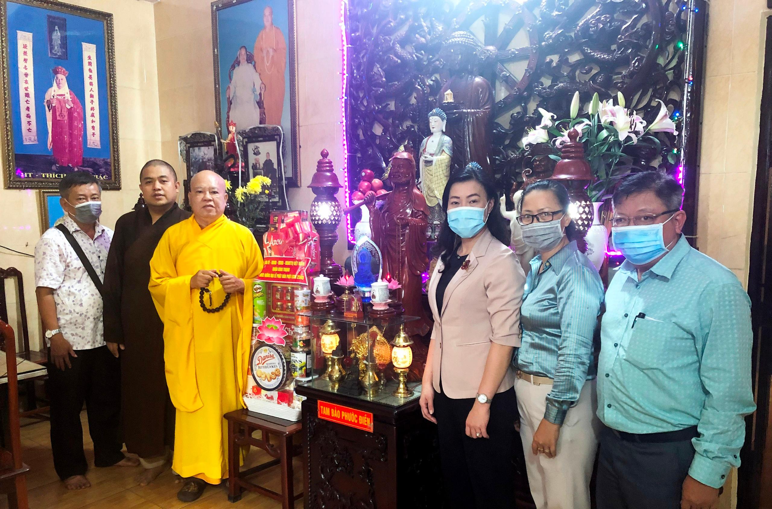 Cử đoàn thăm chư tôn đức chứng minh Ban Trị sự Cử đoàn thăm chư tôn đức chứng minh Ban Trị sự