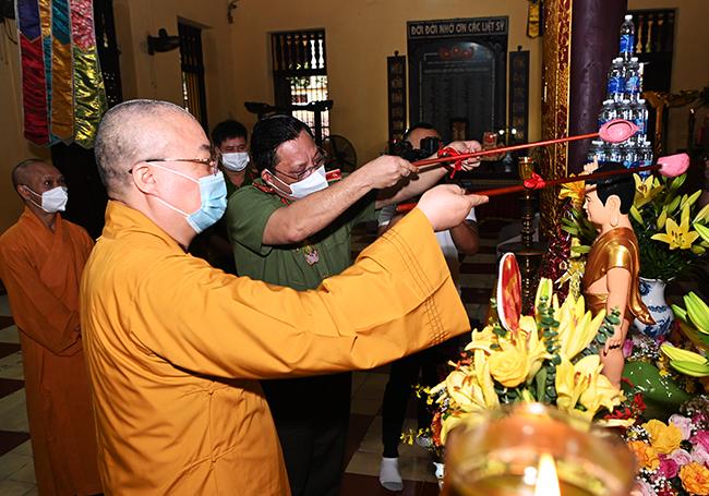 Tắm Phật tại chính điện Tắm Phật tại chính điện