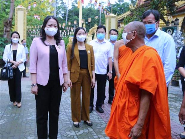 Hòa thượng Thạch Sok Xane hướng dẫn Phó Chủ tịch nước tham quan chùa Hòa thượng Thạch Sok Xane hướng dẫn Phó Chủ tịch nước tham quan chùa