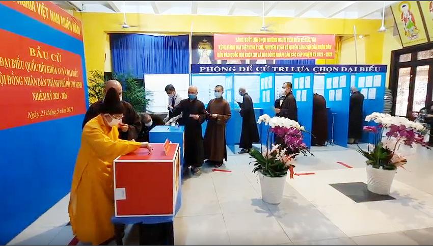 Tại điểm bầu cử số 44 (chùa Vĩnh Nghiêm) - Ảnh: Như Danh