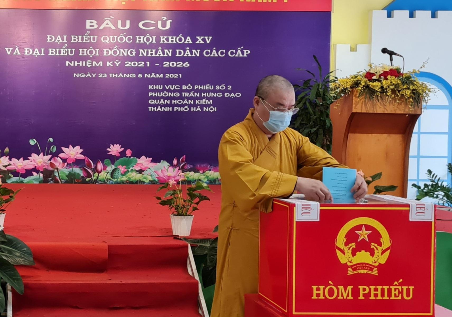 Hòa thượng Thích Thanh Nhiễu, Phó Chủ tịch Thường trực Hội đồng Trị sự GHPGVN bỏ phiếu tại Hà Nội - Ảnh: Xuân Loan