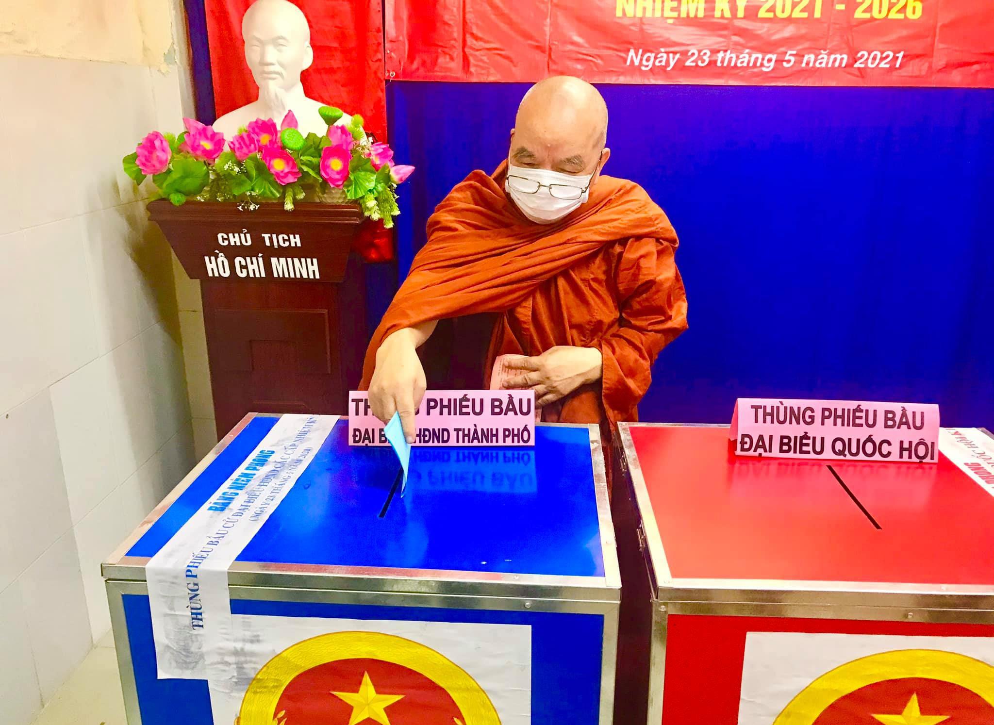 Hòa thượng Thích Thiện Tâm thực hiện quyền cử tri - Như Danh