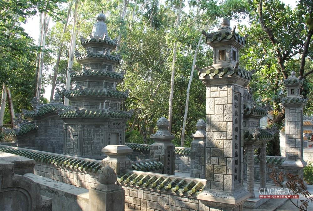 Bảo tháp lưu nhục thân Trưởng lão Hòa thượng trong khuôn viên tổ đình Báo Quốc