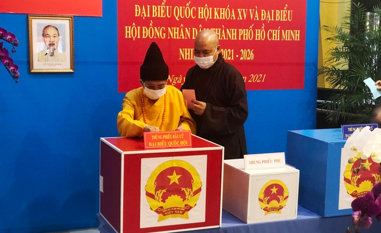 Trưởng lão Hòa thượng Thích Đức Nghiệp đích thân bỏ lá phiếu của mình - Ảnh: Như Danh