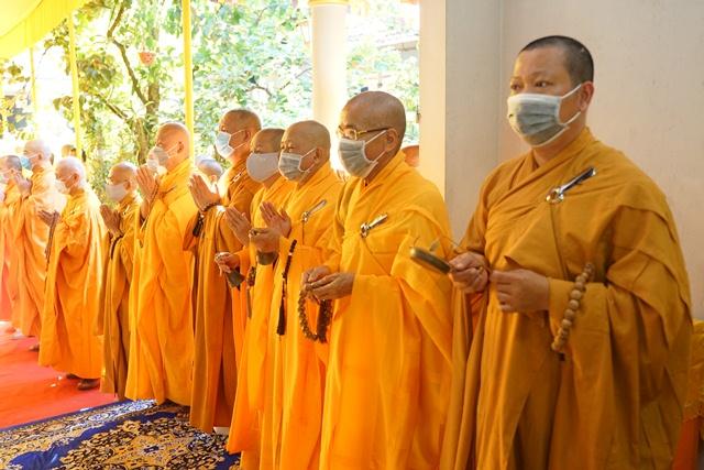 Chư vị tôn túc, Tăng Ni đã đến hộ niệm, cầu nguyện trong nghi lễ tâm tang - Ảnh: PGH