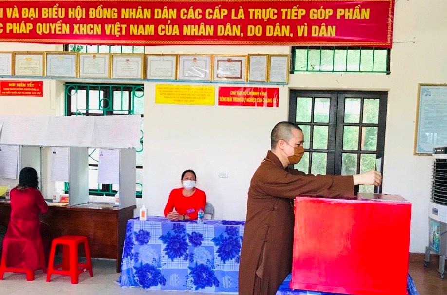 Thượng tọa Thích Minh Quang, Phó Văn phòng Trung ương GHPGVN bỏ phiếu tại tỉnh Ninh Bình