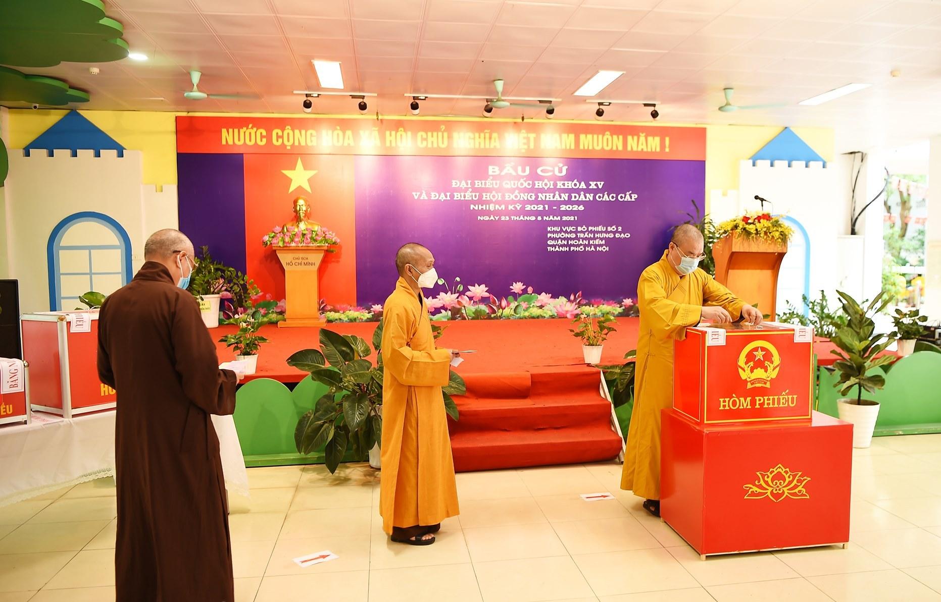 Quý Hòa thượng bỏ phiếu tại điểm bầu cử số 2, phường Trần Hưng Đạo, quận Hoàn Kiếm, Hà Nội - Ảnh: Quảng Tâm