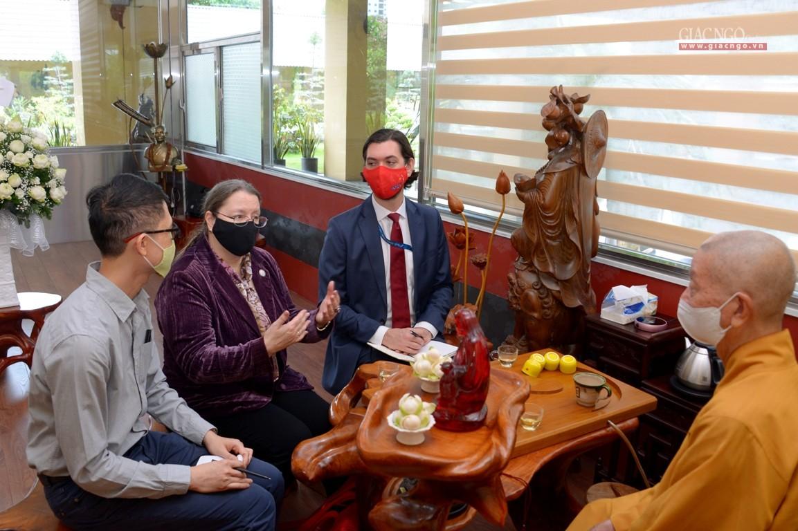 Cùng đi với bà Tổng Lãnh sự có ông Gaetan Damberg-Ott, Viên chức của cơ quan Lãnh sự Cùng đi với bà Tổng Lãnh sự có ông Gaetan Damberg-Ott, Viên chức của cơ quan Lãnh sự