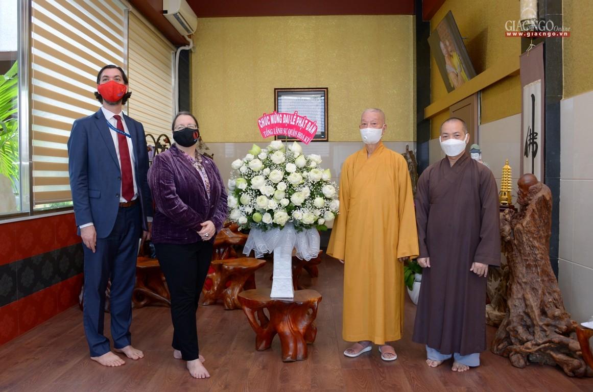 Phái đoàn chụp ảnh lưu niệm ở phòng khách chùa Huê Nghiêm Phái đoàn chụp ảnh lưu niệm ở phòng khách chùa Huê Nghiêm