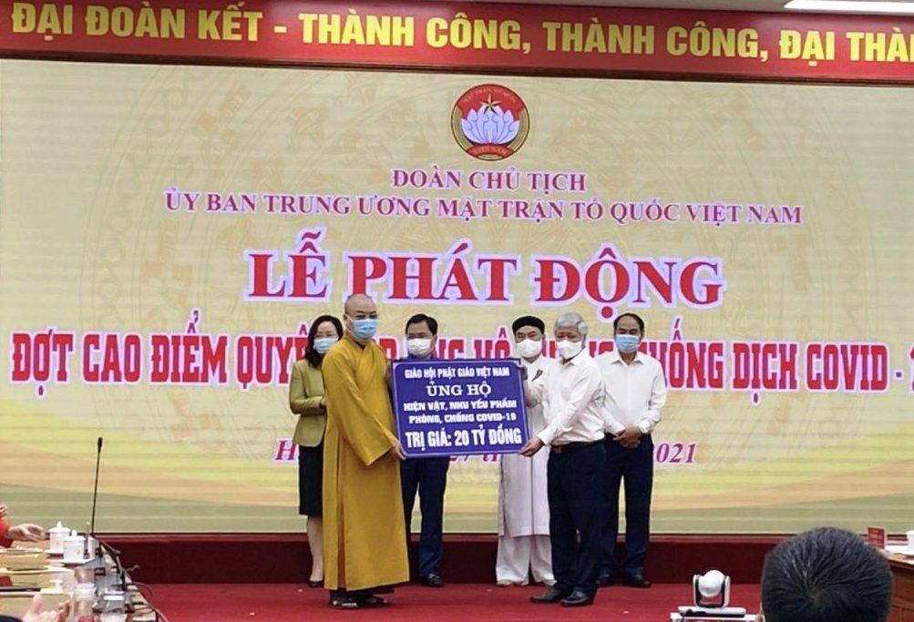 Hòa thượng Thích Thanh Nhiễu thay mặt GHPGVN ủng hộ phòng chống Covid-19 Hòa thượng Thích Thanh Nhiễu thay mặt GHPGVN ủng hộ phòng chống Covid-19