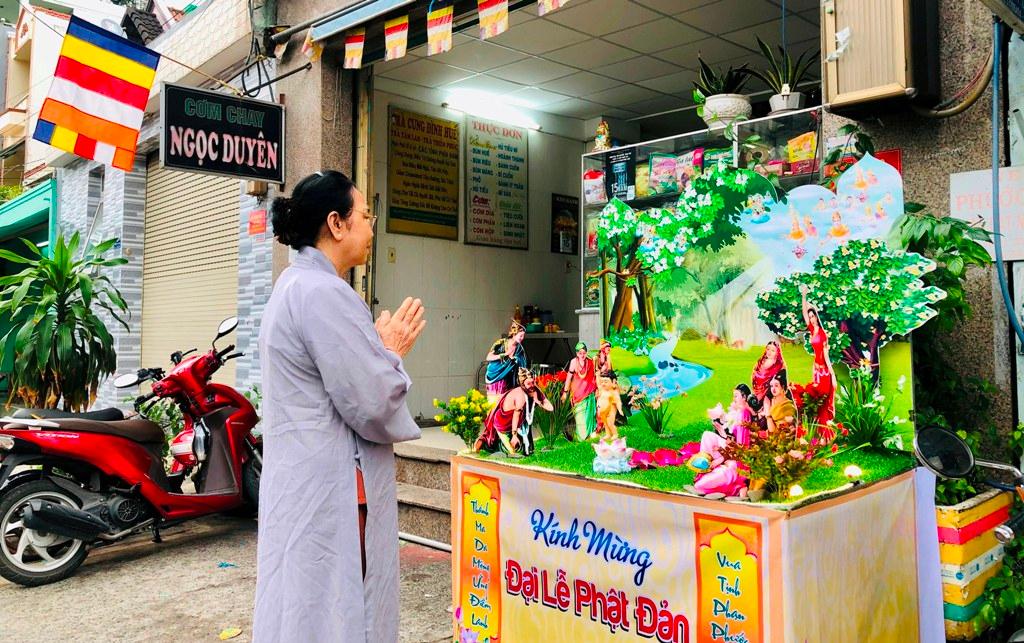 Phật tử Huệ Ngọc thiết trí mừng Phật đản nơi điểm kinh doanh của mình