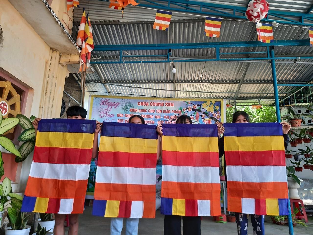 Chương trình Vạn lá cờ Phật giáo lan tỏa niềm vui mừng Phật đản đến nhiều nơi