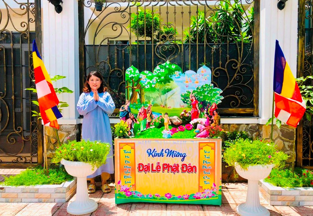 Thiết trí mừng Phật đản trước tư gia Phật tử Thanh Nhập