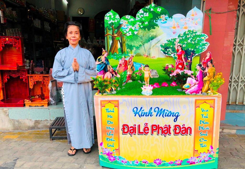 Rước Phật đản sinh về nhà