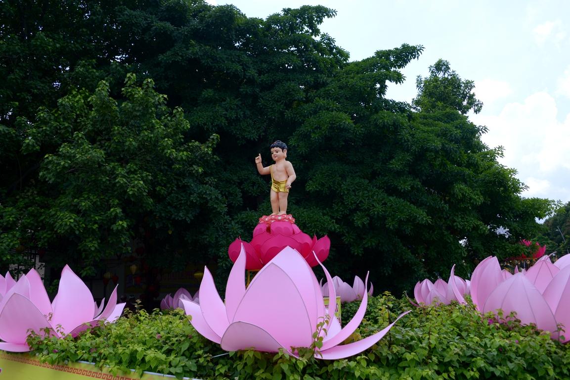 Đức Phật giữa thiên nhiên (thiết trí mừng Phật đản ở quận 3, TP.HCM) - Ảnh: Bảo Toàn/BGN
