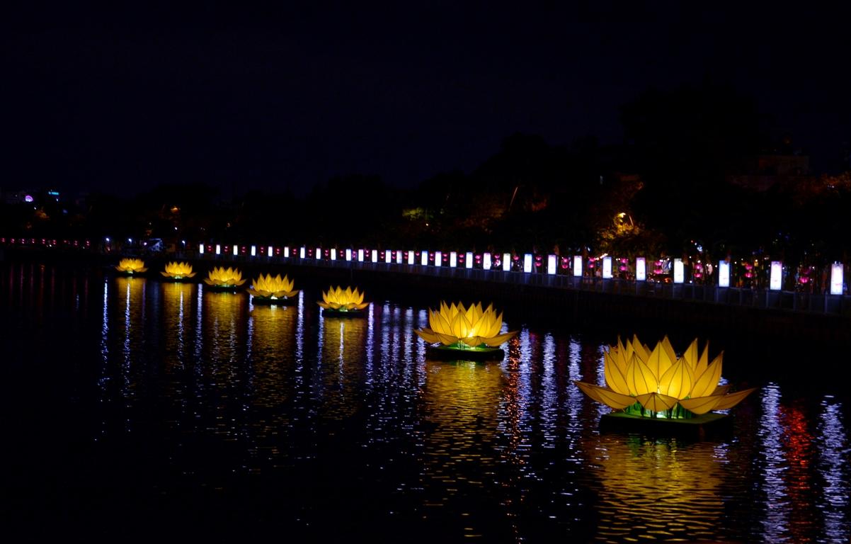 7 đóa sen mừng Phật đản trên kênh Nhiêu Lộc, TP.HCM - Ảnh: Bảo Toàn/BGN