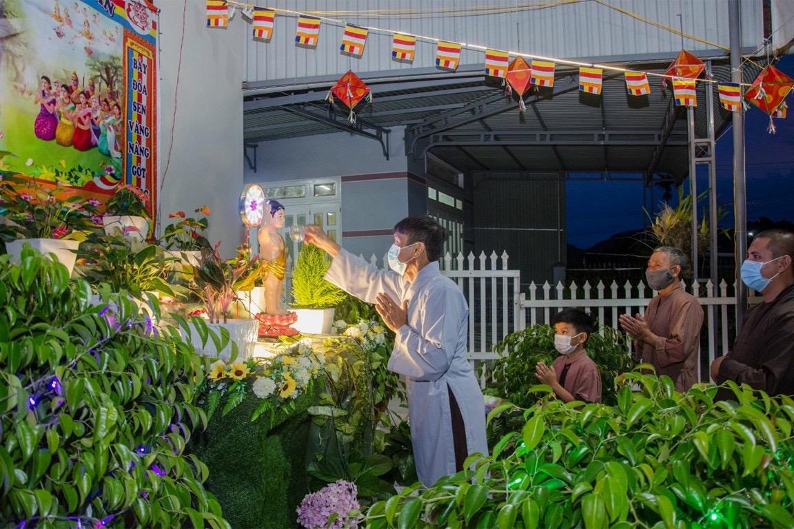 Phật tử thiết trí lễ đài tại tư gia để cả nhà được cử hành lễ Phật đản - Ảnh Minh Đăng