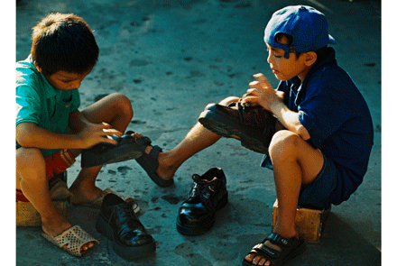 TP Hồ Chí Minh: "Những nẻo đường trẻ thơ" ảnh 2 danh-giay-tre-em-duong-pho.gif