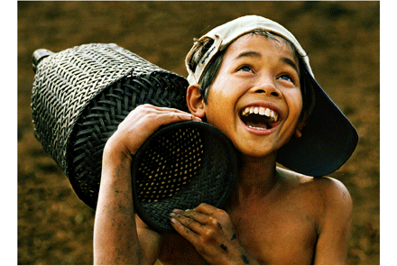 TP Hồ Chí Minh: "Những nẻo đường trẻ thơ" ảnh 3 hon-nhien-dan-toc-chan-dung.gif