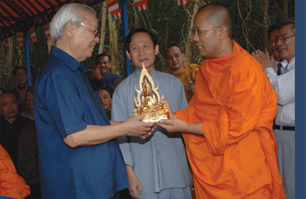 Nguyên Thủ Tướng Võ văn Kiệt nhận tượng Phật do vị Sư trao tặng tại khu trồng cây Bồ Đề -Bình Chánh