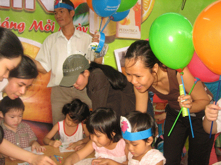 Phóng sự ảnh : Trong “ vòng tay yêu thương ” ảnh 4 anh-4.gif