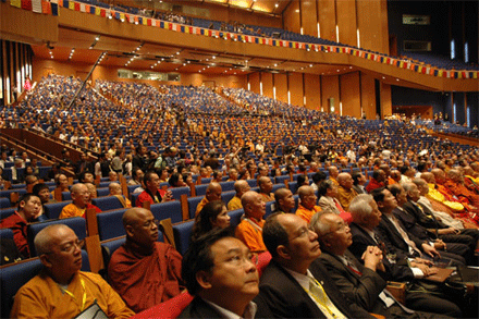 Hàng ngàn thính chúng với hơn 70 quốc tịch lắng nghe Thiền Sư thuyết giảng