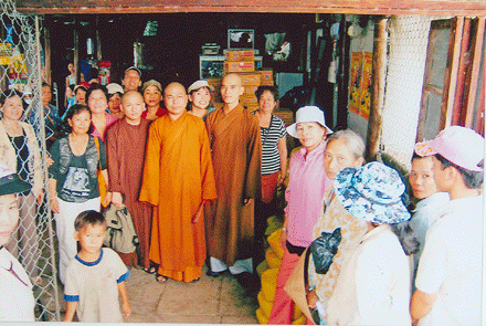 TP HCM: Chùa Kim Cương Q.3 hỗ trợ 30 triệu giúp đồng bào nghèo