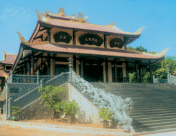 Chánh điện Thiền viện Trúc Lâm Bạch Mã