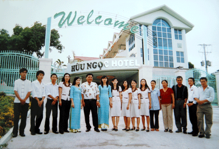 Đặng Hữu Phú (thứ 6 từ trái qua) và nhân viên
