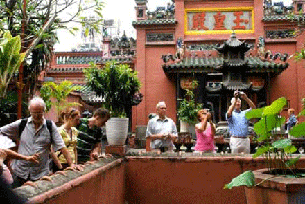 Chùa Ngọc Hoàng với kiến trúc cổ thu hút đông đảo du khách đến vãn cảnh.