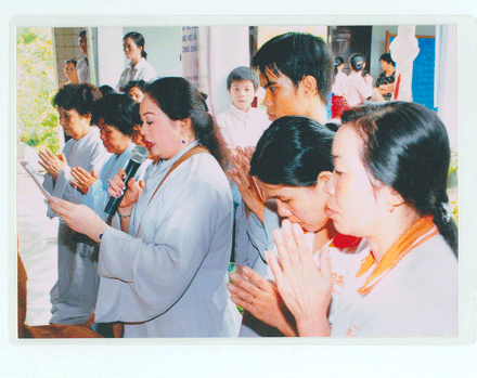 Chi Thu Van dânng lời tác bạch cúng dường