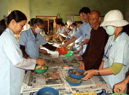 ĐĐ Thich Minh Tánh cùng các đạo hữu hốt thuốc cho bệnh nhân