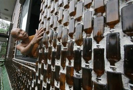 Thái Lan: Một ngôi chùa xây dựng bằng vỏ chai ảnh 4 chuathai-4.gif