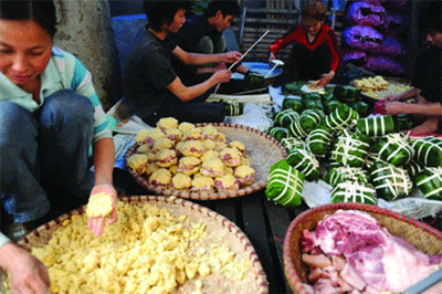 Gói bánh chưng ngày Tết. Gói bánh chưng ngày Tết.